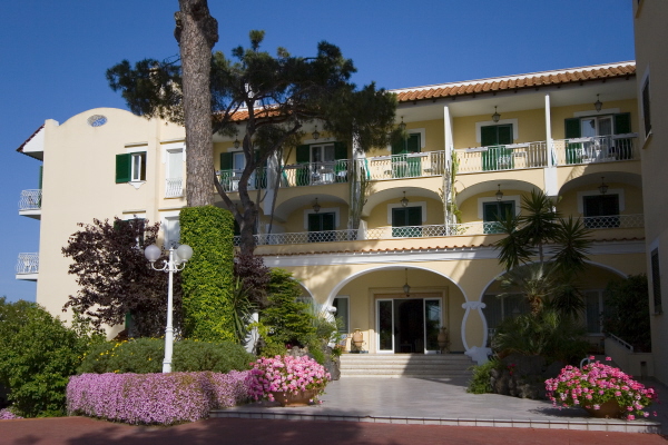 Hotel Hermitage & Park Terme - mese di Aprile - entrata hotel